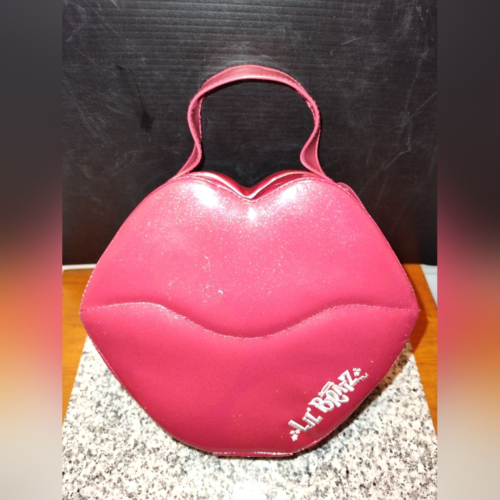 LiL Bratz Red Lips Mini Bratz Case with 3 dolls & accessories. Vintage 2004.